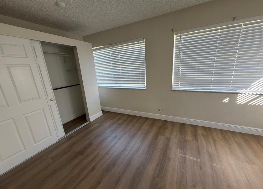 Motivated seller**beautiful 3 bedroom + den home with convenient - photo 9