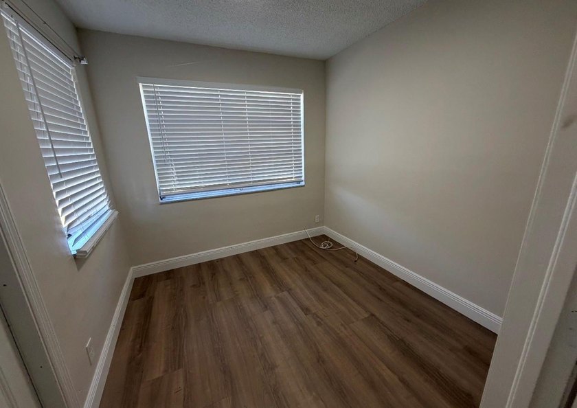 Motivated seller**beautiful 3 bedroom + den home with convenient - photo 10