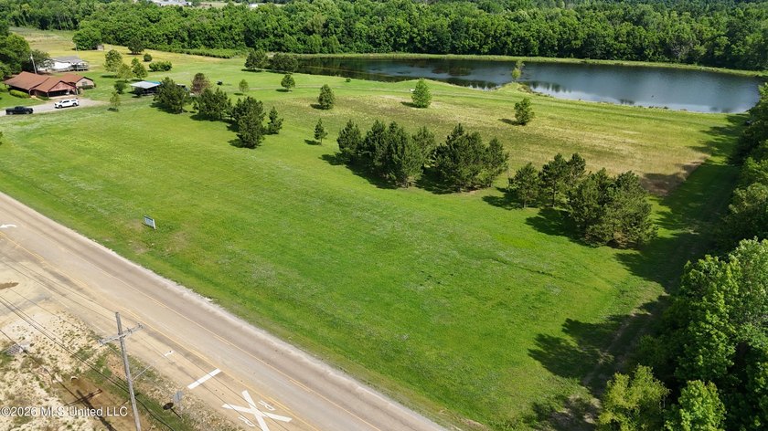 This offering is incredibly located on a primary arterial road - photo 8