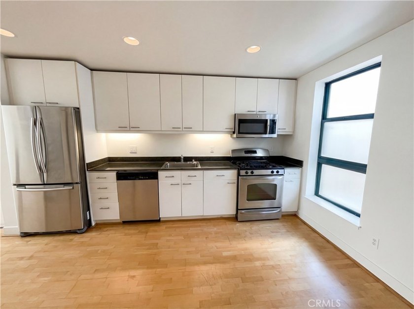 Modern loft-style condo in the heart of San Francisco's SoMa! - photo 2