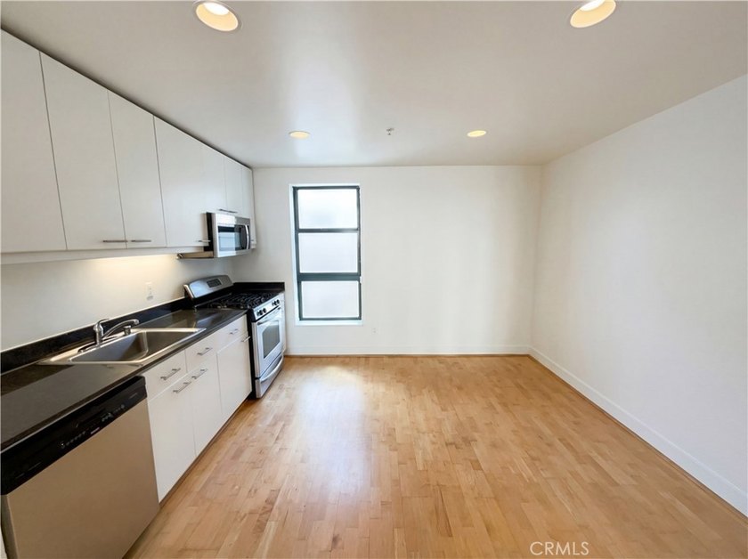 Modern loft-style condo in the heart of San Francisco's SoMa! - photo 5