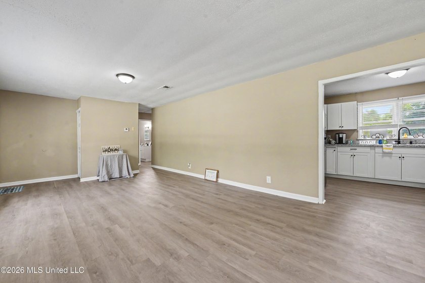 Lovely updated home with completely remodeled Kitchen including - photo 5