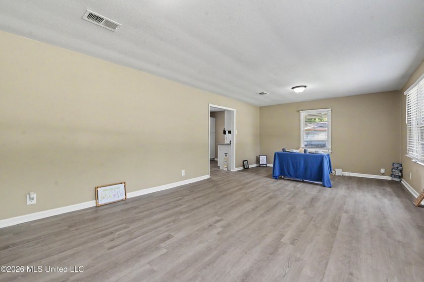 Lovely updated home with completely remodeled Kitchen including - photo 6
