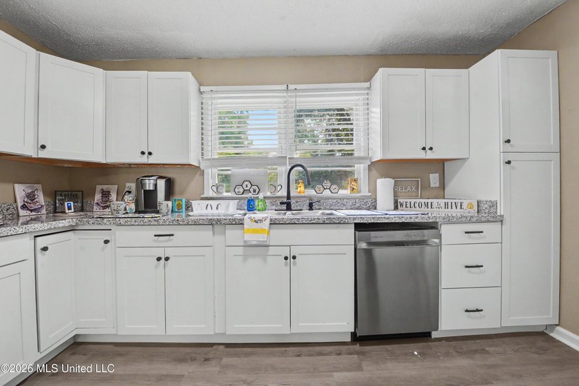 Lovely updated home with completely remodeled Kitchen including - photo 8