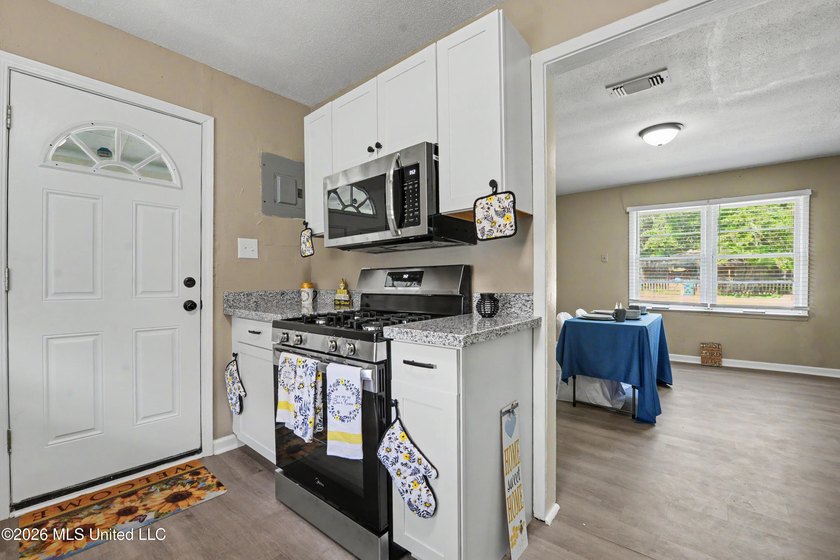 Lovely updated home with completely remodeled Kitchen including - photo 9