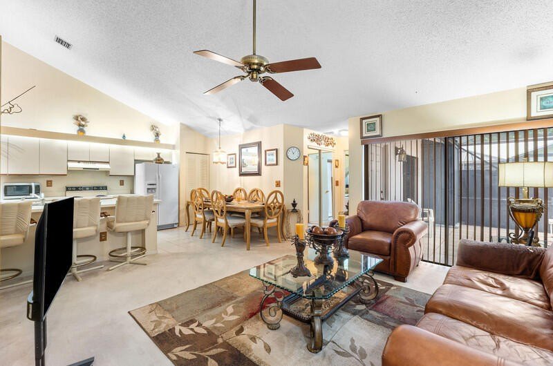 Enjoy the comfort and convenience of single-story villa living - photo 14
