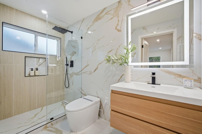Newly completed after a comprehensive modern transformation - photo 22