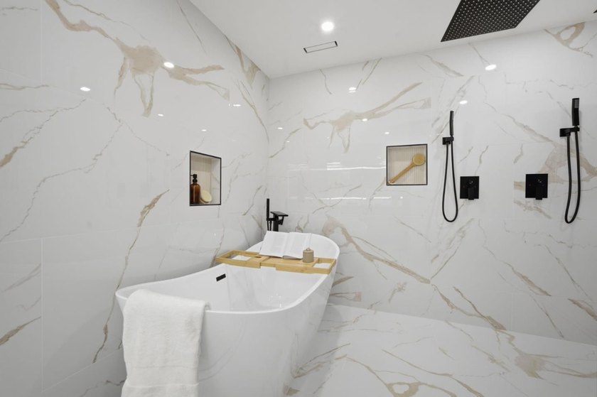 Newly completed after a comprehensive modern transformation - photo 34