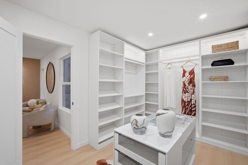 Newly completed after a comprehensive modern transformation - photo 38