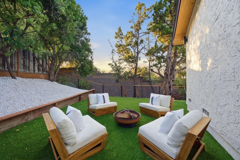 Newly completed after a comprehensive modern transformation - photo 48