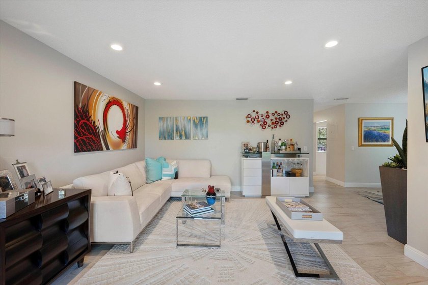Newly renovated top-floor corner condo with water views, extra - photo 6