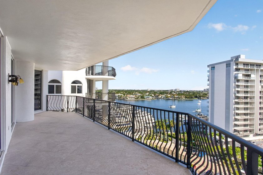 Large 2 bed 2 bath residence at Jackson Tower with panoramic - photo 3