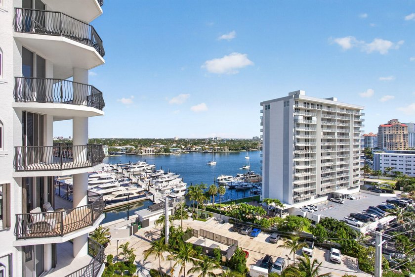 Large 2 bed 2 bath residence at Jackson Tower with panoramic - photo 5