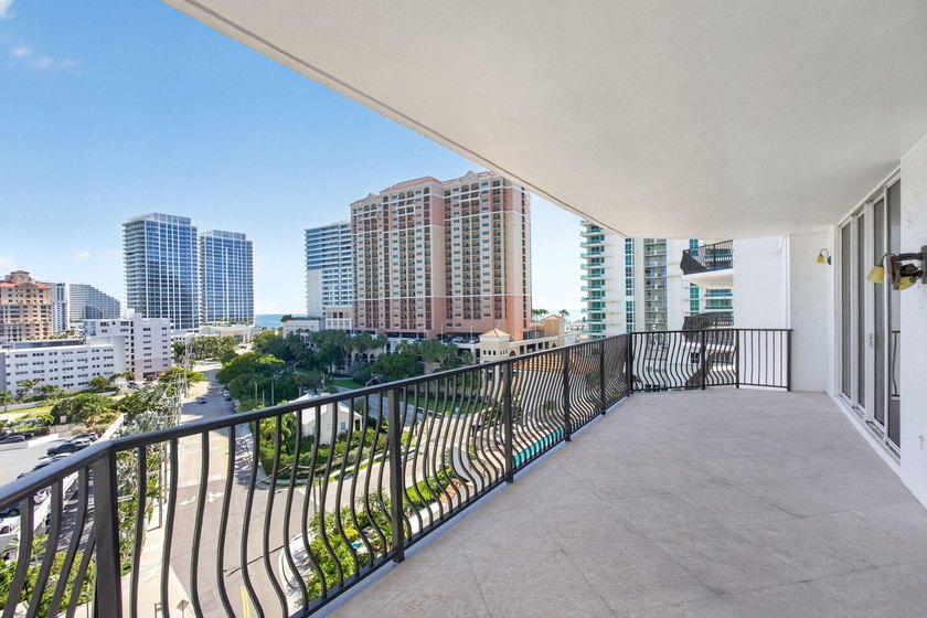 Large 2 bed 2 bath residence at Jackson Tower with panoramic - photo 10