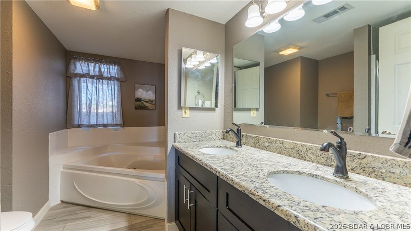 Welcome to this beautifully updated, move-in ready villa in one - photo 11