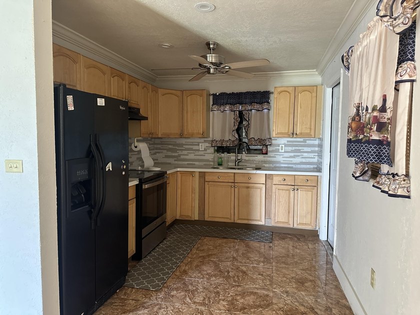 Welcome to this 3-bedroom, 2-bathroom single-story residence - photo 11