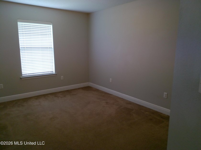 Beautiful 4 bedroom 3 bath executive home. Island kitchen, SS - photo 12