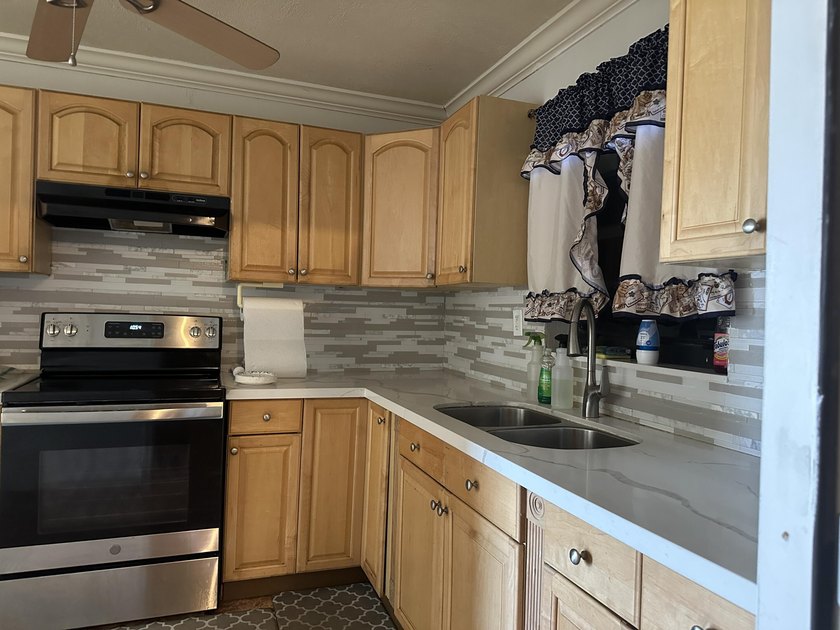 Welcome to this 3-bedroom, 2-bathroom single-story residence - photo 13