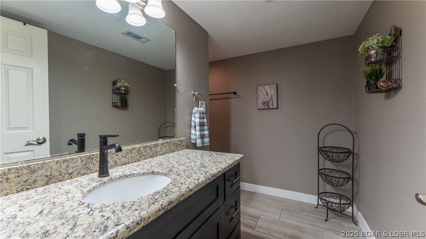 Welcome to this beautifully updated, move-in ready villa in one - photo 15