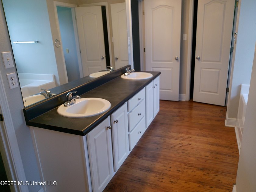Beautiful 4 bedroom 3 bath executive home. Island kitchen, SS - photo 17