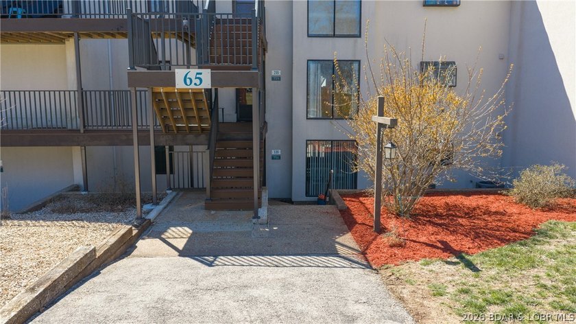 Welcome to this beautifully updated, move-in ready villa in one - photo 19
