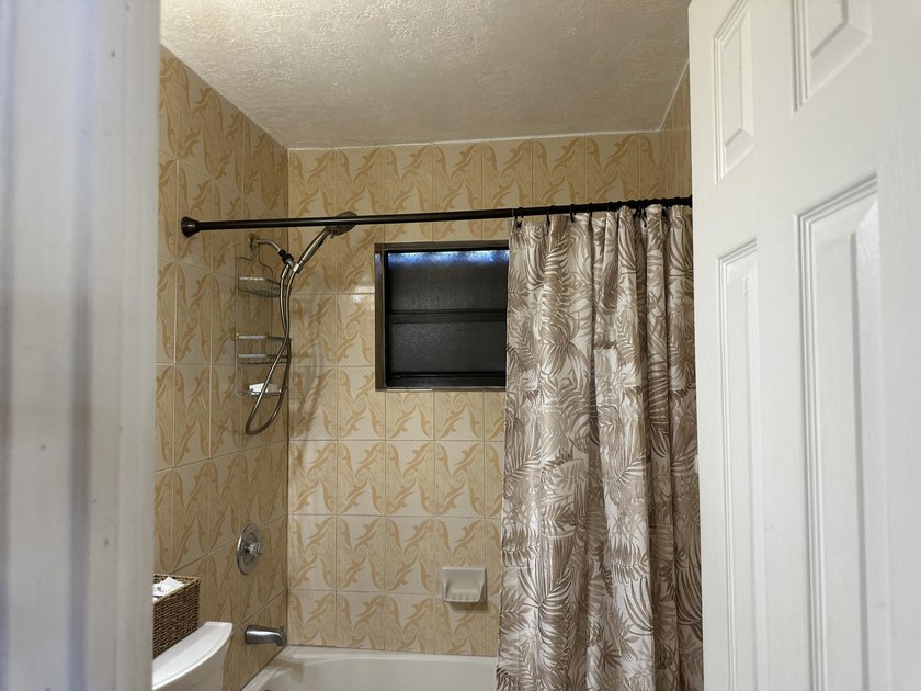 Welcome to this 3-bedroom, 2-bathroom single-story residence - photo 19