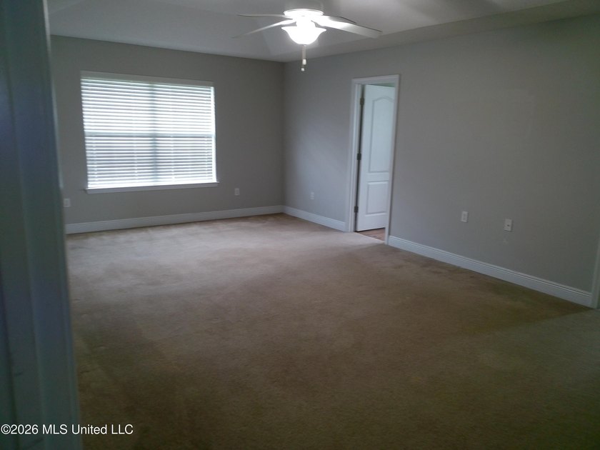 Beautiful 4 bedroom 3 bath executive home. Island kitchen, SS - photo 20