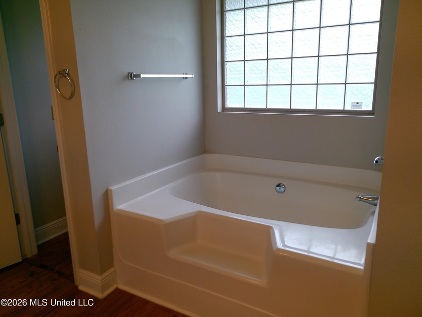 Beautiful 4 bedroom 3 bath executive home. Island kitchen, SS - photo 21