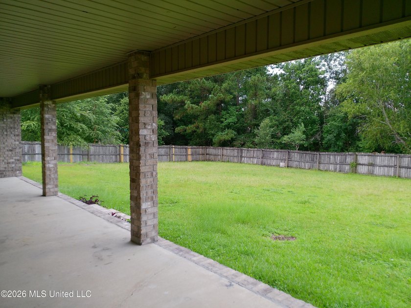 Beautiful 4 bedroom 3 bath executive home. Island kitchen, SS - photo 25