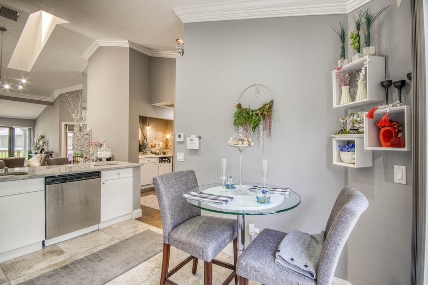 Updated, bright and move-in-ready villa in Landings at River - photo 5