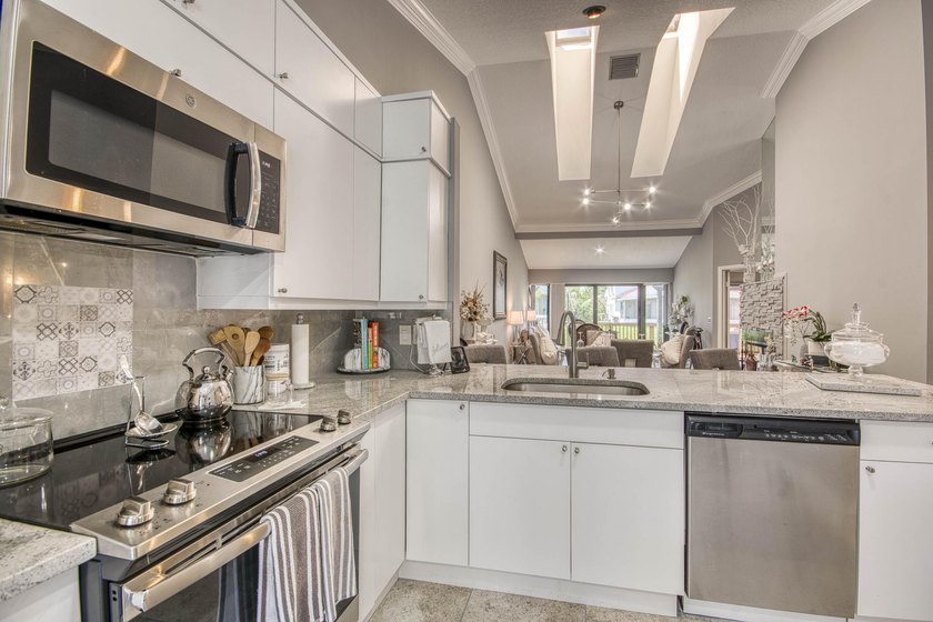 Updated, bright and move-in-ready villa in Landings at River - photo 6