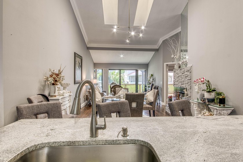 Updated, bright and move-in-ready villa in Landings at River - photo 7