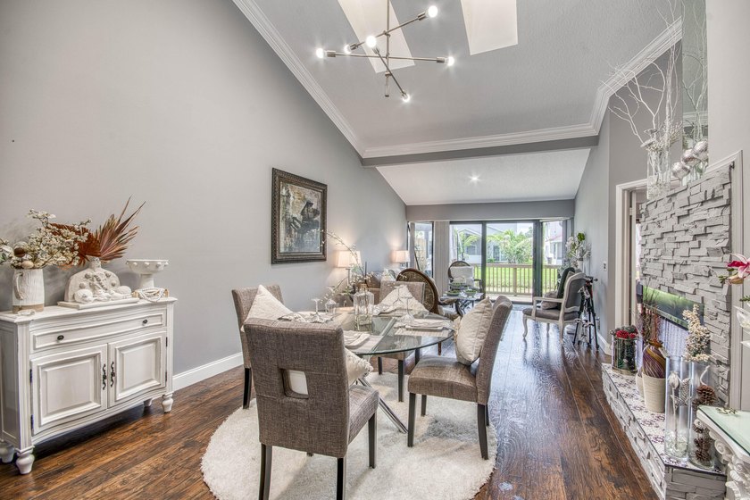 Updated, bright and move-in-ready villa in Landings at River - photo 9