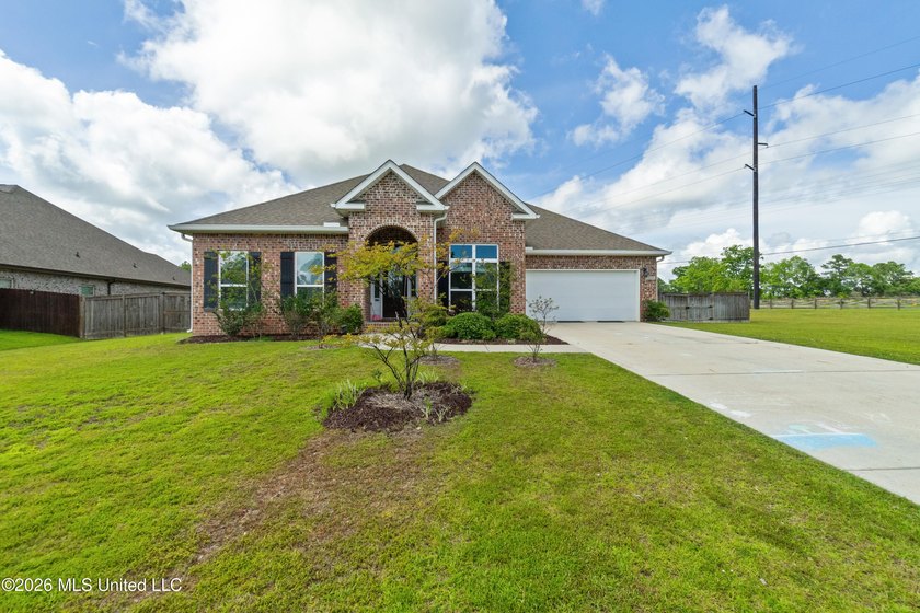 Spacious and full of potential, this 5-bedroom, 3-full-bath home - photo 3