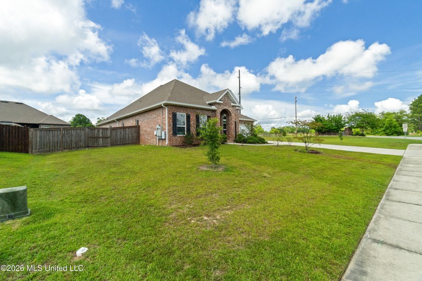 Spacious and full of potential, this 5-bedroom, 3-full-bath home - photo 4