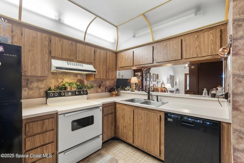 Motivated seller! Spacious 2-bedroom, 2-bath condo offering 1 - photo 3