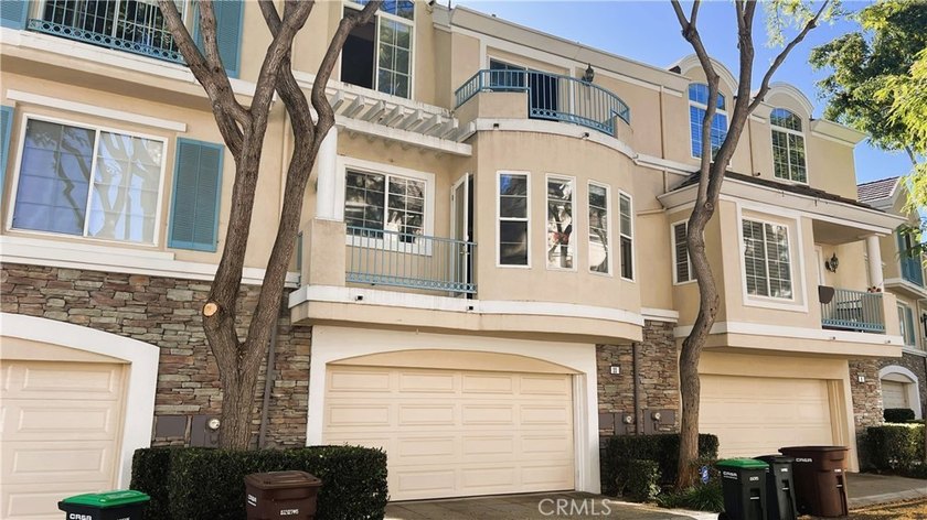 Enjoy sophisticated coastal living in this light-filled Newport - photo 2