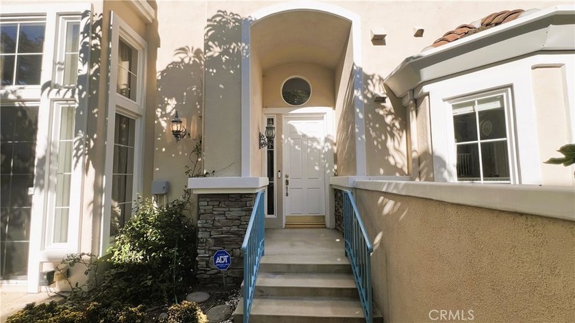 Enjoy sophisticated coastal living in this light-filled Newport - photo 3