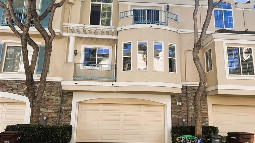 Enjoy sophisticated coastal living in this light-filled Newport - photo 4