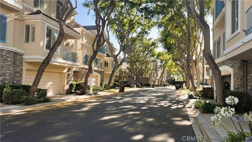 Enjoy sophisticated coastal living in this light-filled Newport - photo 5