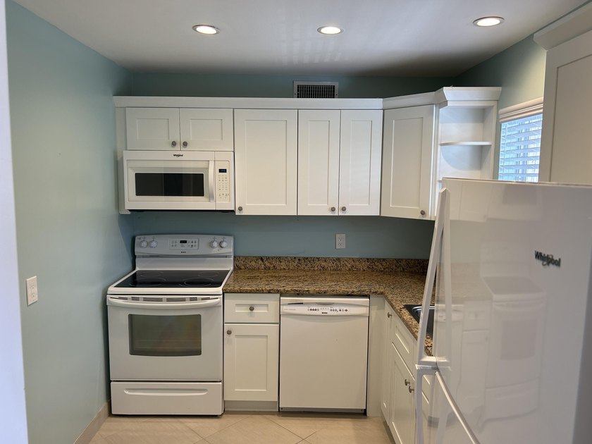 55 and over; popular Bahama model, furnished, 1 bed, 1 space - photo 9