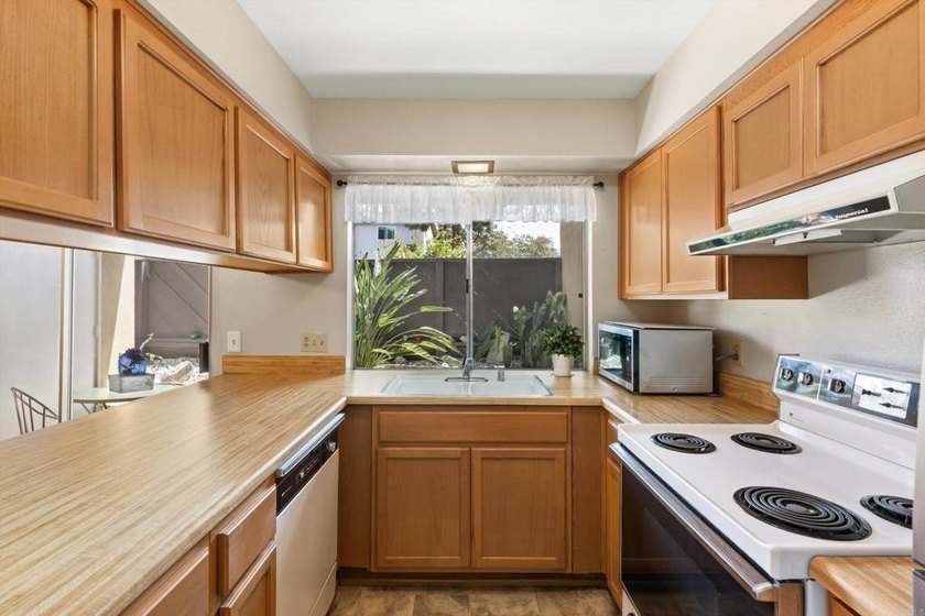 Welcome to this well-kept 2-bedroom, 2 full bath condo with 894 - photo 11