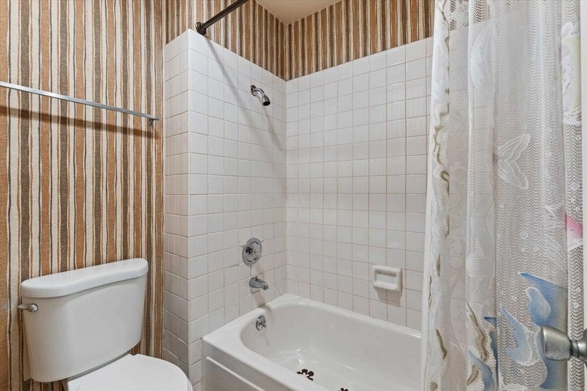 Welcome to this well-kept 2-bedroom, 2 full bath condo with 894 - photo 15