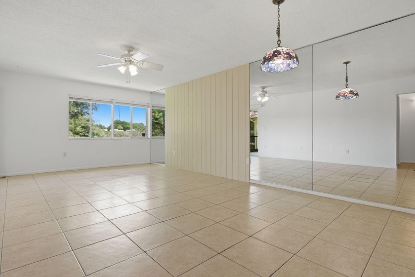 Freshly painted and exceptionally maintained, this bright and - photo 4