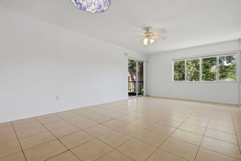 Freshly painted and exceptionally maintained, this bright and - photo 6