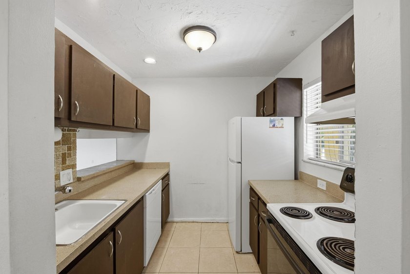 Freshly painted and exceptionally maintained, this bright and - photo 9