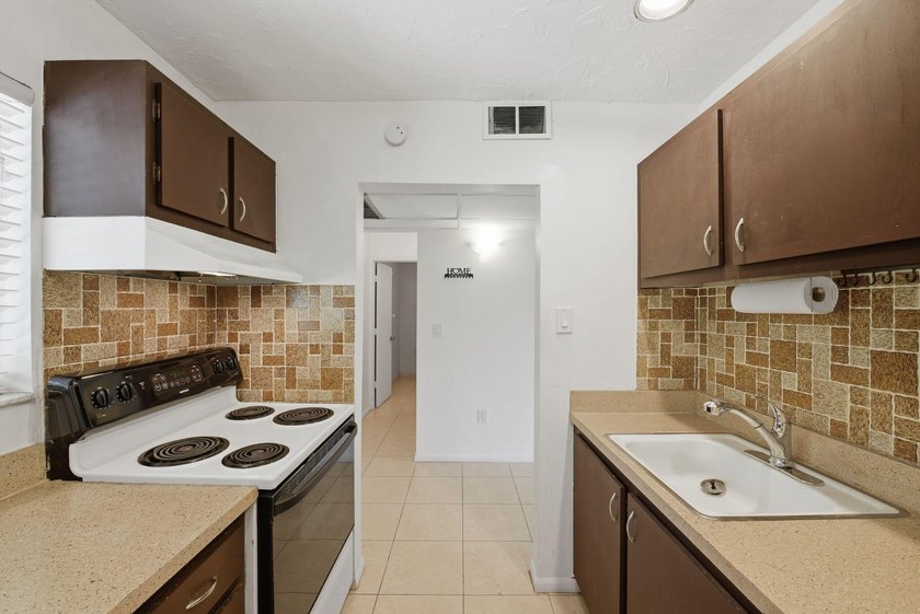 Freshly painted and exceptionally maintained, this bright and - photo 10