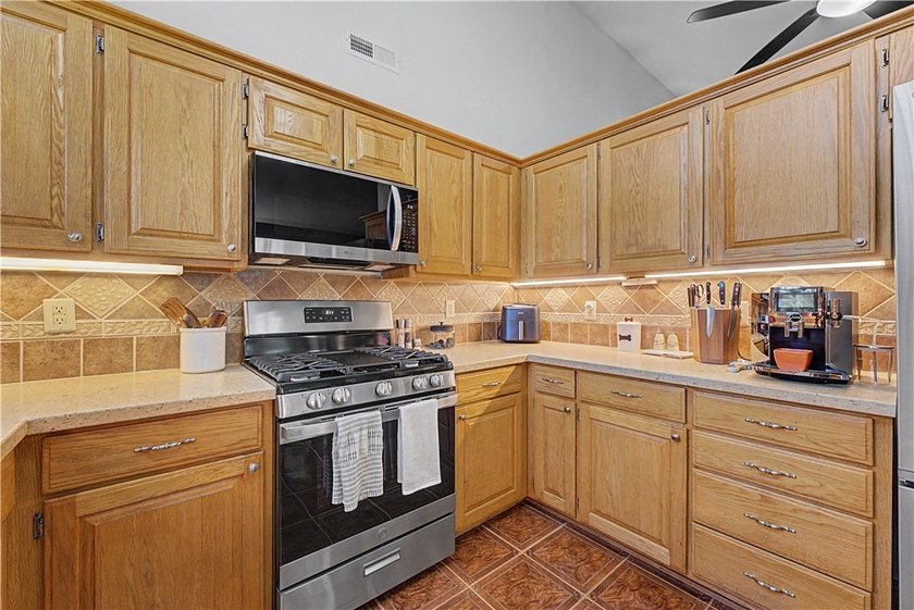 Tired of looking at the same cookie cutter homes? This 3 bedroom - photo 12