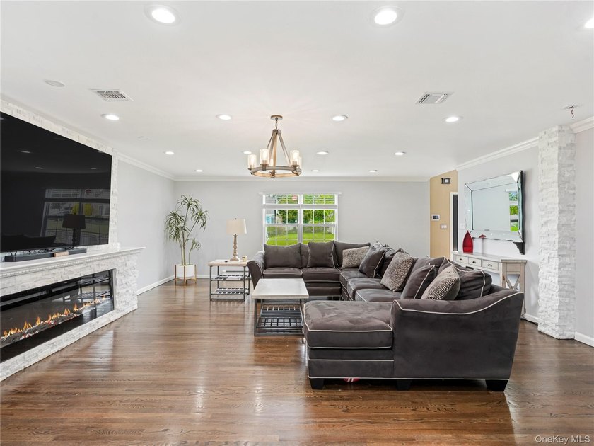 Welcome to the perfect blend of luxury and comfort located in - photo 19
