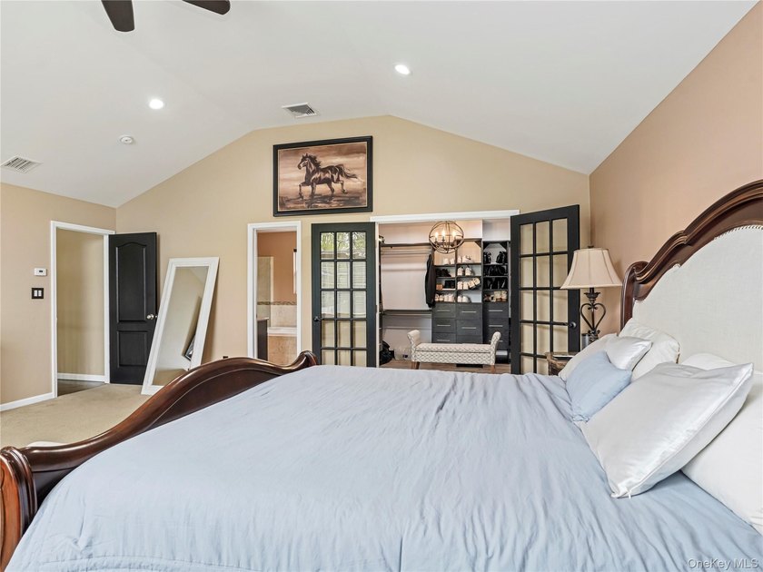 Welcome to the perfect blend of luxury and comfort located in - photo 22
